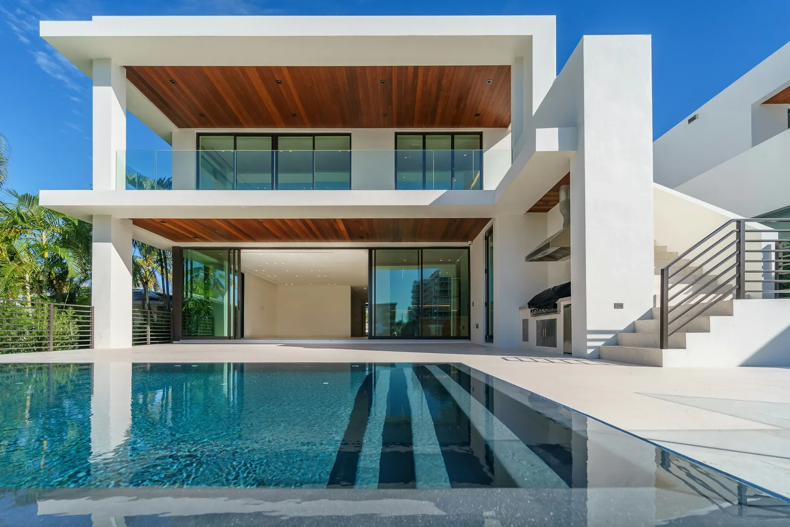Villa contemporaine blanche avec piscine